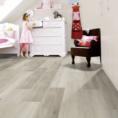 Виниловый пол Wineo 400 Wood Eternity Oak Grey DLC00121 в интерьере детской комнаты