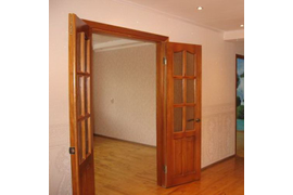 Монтаж двупольной распашной двери