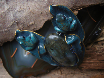 "Хранители озера Сбывающихся Грёз", коллекционная брошь с лабрадоритом и лягушками