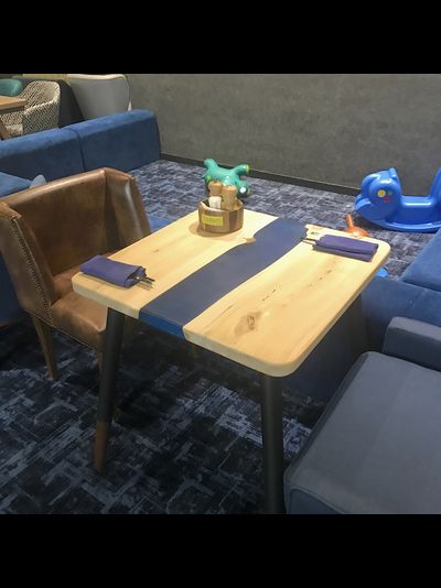 стол река из эпоксидной смолы для кафе