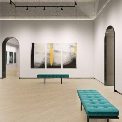 Дуб Спокойный Бежевый LA170LV4 в интерьере выставочного зала