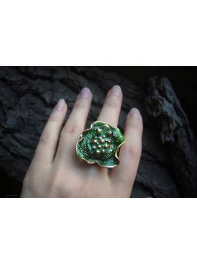 "Травяная Инфанта", фэнтези-кольцо с зелёной лягушкой и хромдиопсидами
