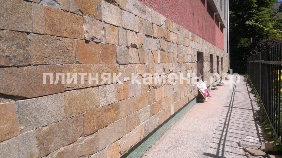 облицовка натуральным природным камнем частного загородного дома 