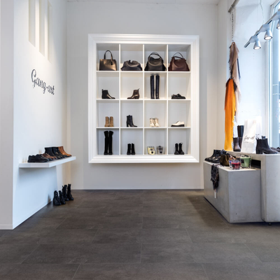 Виниловый пол Wineo 600 stone XL BrooklynFactory DB206W6 в интерьере магазина