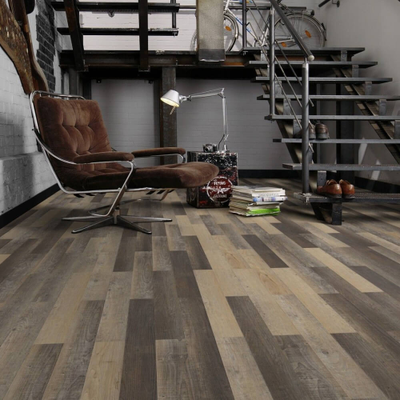 Виниловые полы WINEO 800 craft Инфинити темный DB00071 в интерьере гостиной