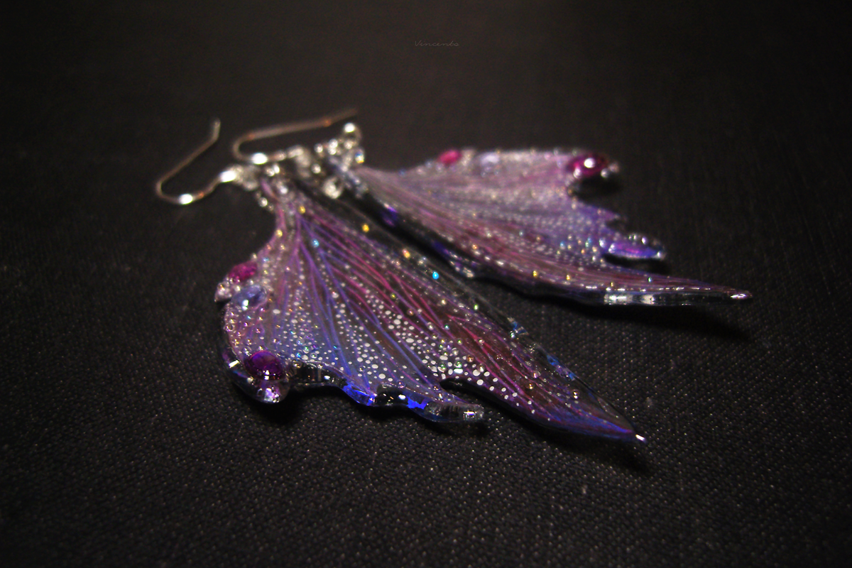 Крупные серьги-крылья в стиле фэнтези в фиолетовой цветовой гамме с рубинами, гранатами, танзанитами