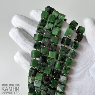 Цоизит с "рубином" красным корундом кубик 6,3-8,2х6,1-8,5 мм, цена за нить 19 см