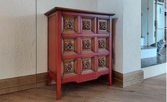 Комод 9 выдвижных ящиков с декором цветы.