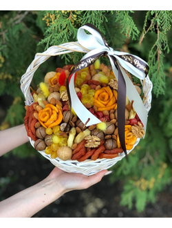Корзинка с сухофруктами