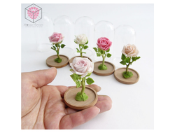 Миниатюрная роза под стеклянным колпаком . Ручная работа из полимерной глины.