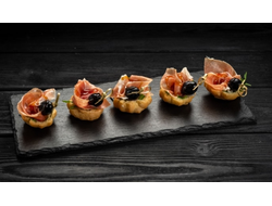 Профитроли с хамоном и виноградом 10шт 200гр 1500₽  Профитроли начиненные сливочным кремом с ломтиком хамона и виноградом.