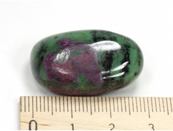 Корунд красный в цоизите, галтовка (светится в УФ), Танзания (29*20*16 мм, 19 г) №35188