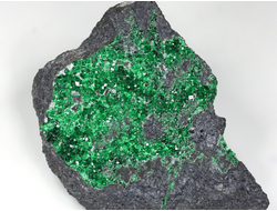 Уваровит кристаллы на породе, Урал (55*40*27 мм, 107 г) №25859