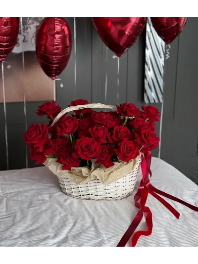 31 красная роза в корзине