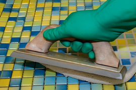 Укладка стеклянной мозаики на пол (на сетчатой подложке)