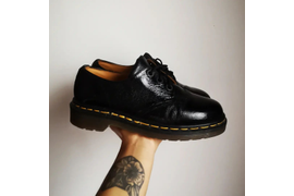 Черные полуботинки DR. Martens из натуральной кожи с яркой желтой строчкой. Представлены в размерах от 36 до 45. Дополнят и завершат любой образ.