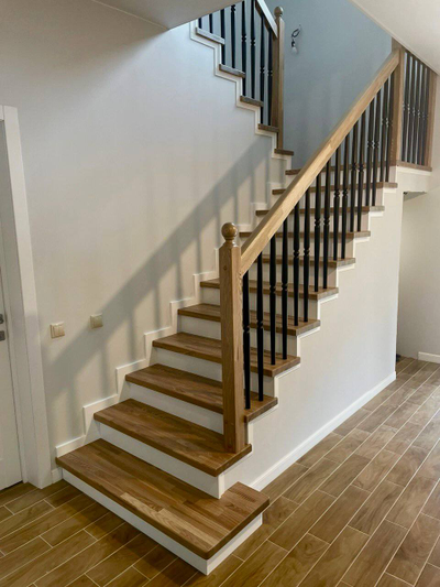 Обшивка бетонной лестницы ясенем