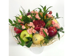 Букет из нежных роз с фруктами