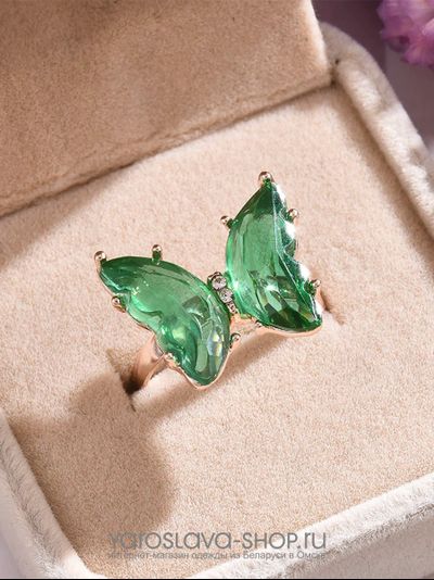 АЛ-157. Кольцо с украшением в форме бабочки из стекла зеленого цвета.