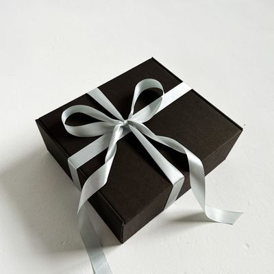 Подарочная коробка GILEV 27х25х10см черная с наполнителем и серебряной лентой