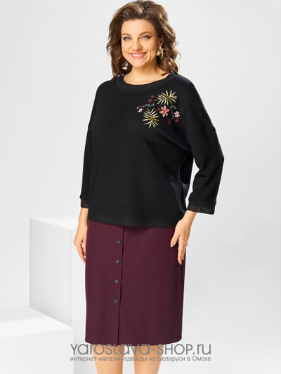 Женский 2-х предметный костюм, состоящий из  черного джемпера и юбки бордового цвета