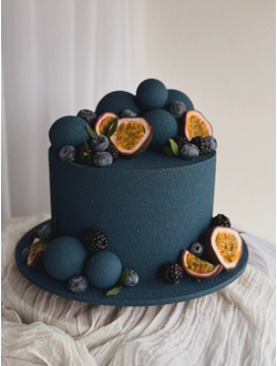 Торт с ягодами и маракуей