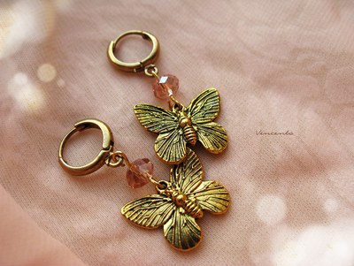 Рассветные бабочки. Золотые серьги-бабочки с хрустальными бусинами