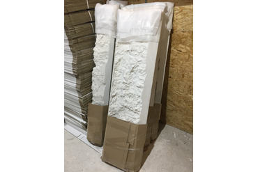 Изготовленный части светильника, упакованные и подготовленные к отправке на объект.