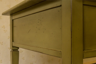 Журнальный стол прямоугольный на высоких ножках.