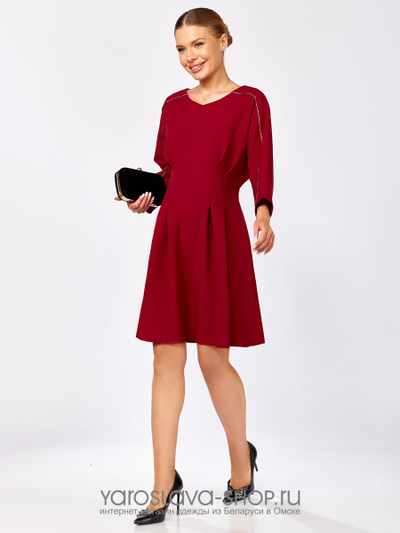 Стильное женское платье в насыщенно-красном цвете