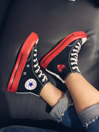 Кеды Converse PLAY Comme des Garcons черные высокие с красной подошвой на ногах