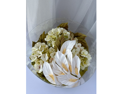 Шляпная коробка с каллами из зефира