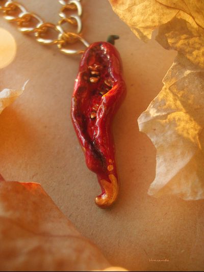&quot;Огненное лето&quot;, кулон с красным перчиком чили и золотыми семенами