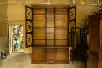 Книжный шкаф со стеклянными дверьми с перекрестиями.