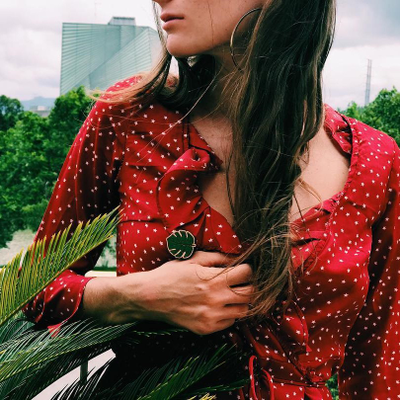 Девушка со значком Waf Waf Монстера