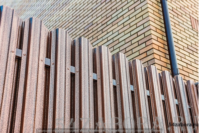 Забор из евроштакетника (шахматка)