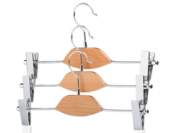 AM030 Вешалка металлическая брючная с прищепками