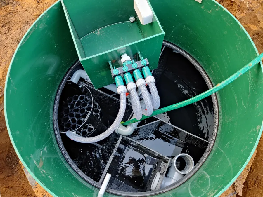 Септик заполняем водой, равномерно осыпая снаружи песком