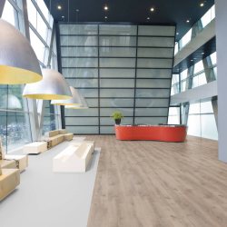 Ламинат Wineo Дуб Швеция Светло-коричневый LA228XXLV4 в интерьере офисного здания