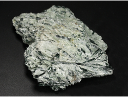 Актинолит в белом тальке, необработанный, дикий образец, Россия, Северный Кавказ, КЧР (71*52*15 мм, 56 г) №37769