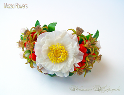 Браслет с белым шиповником. Цветы из полимерной глины.