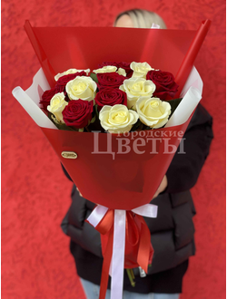 букет из белых и красных роз