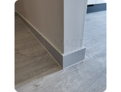 Плинтус ХДФ Dollken Cubu Flex Life 100мм Х 2,5 м 1012/1202 Серый в интерьер 1