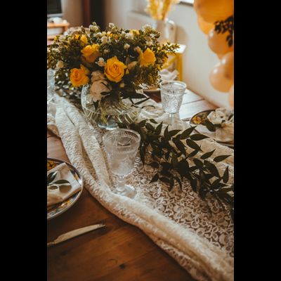 Оформление дня рождения в бело-жёлтых оттенках № 1468