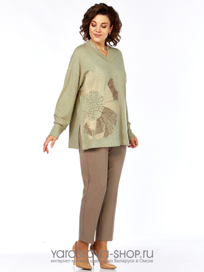 Женский костюм с трикотажным джемпером зеленого цвета и бежевыми брюками