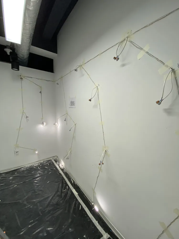 Стена - 2 слоя гипсокартона. Сперва размечаем точки подключения к световым панелям, режем штробы фрезером, закладываем провода, зачищаем и надеваем клеммники. На конец каждого участка цепи подключаем кусочки лент, чтобы контролировать целостность цепи. 