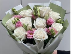 Букет белых роз и эустомы "Феерия"