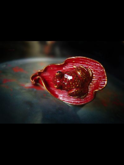 Кольцо с лягушкой на лепестке Червонной Муравы