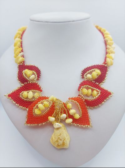 Колье "Листики" из Чешского бисера и янтаря, с кулоном из матового янтаря