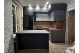 Кухня бетон и графит с антресолями